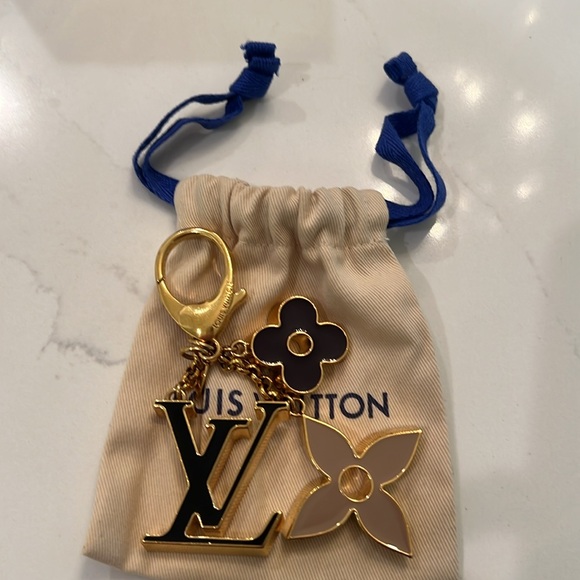 Louis Vuitton LV Fleur de Monogram Bag Charm
Key chain Pristine 🔑 - Picture 11 of 14